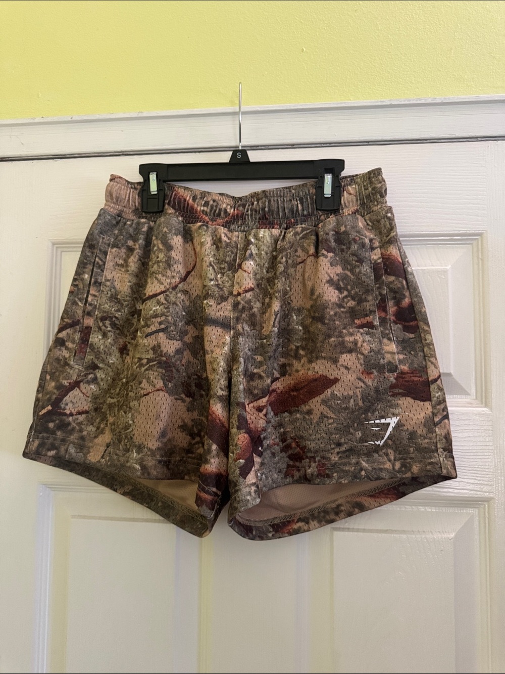MEN’s 4” Gymshark Camo Athletic Shorts - Brown & Green size SMALL (28-31)